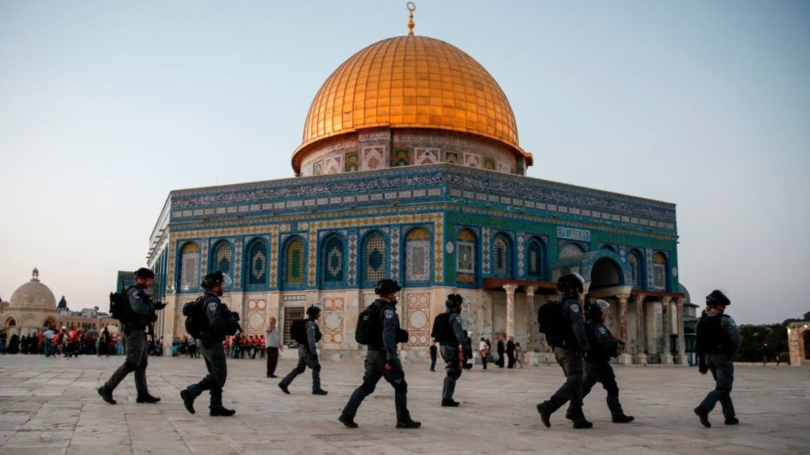 فلسطينيون يتصدون لقوات الاحتلال في القدس المحتلة