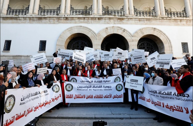 المحاكم التونسية تبدأ اليوم إضراباً لمدة أسبوعاً رفضاً لقرارات الرئيس التونسي