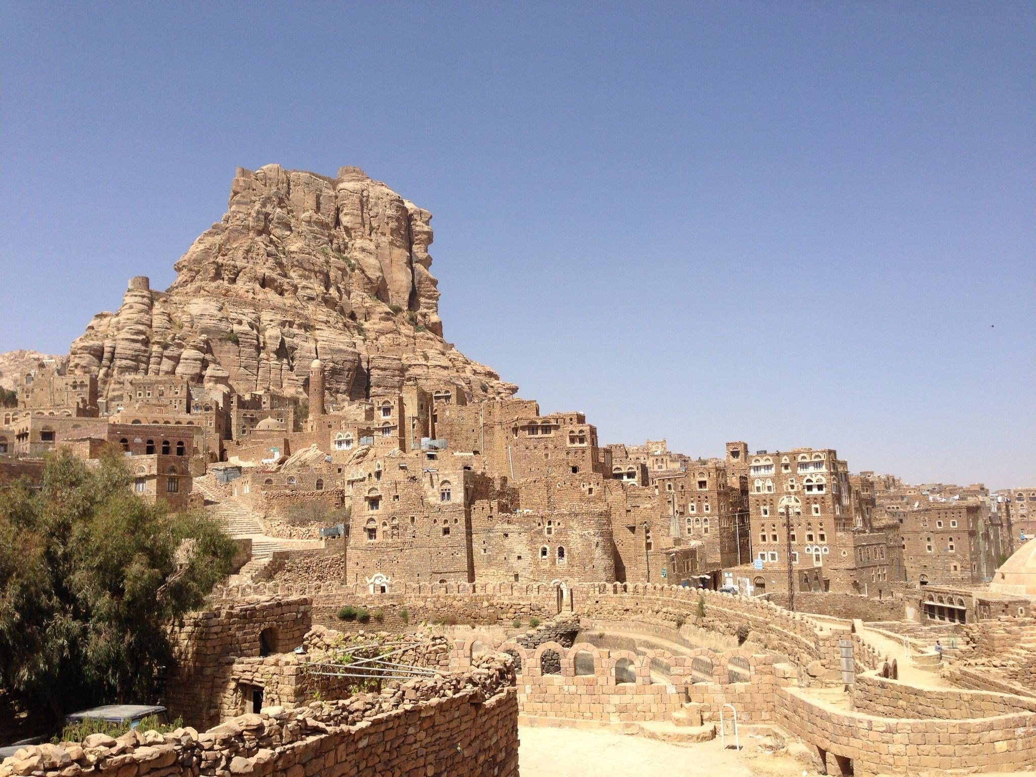ﻳﺸﺮﻑ الحصن ﻋﻠﻰ ﻄﺮﻕ ﻭمﻤﺮﺍﺕ رﺋﻴﺴﻴﺔ تربط منطقته بصنعاء