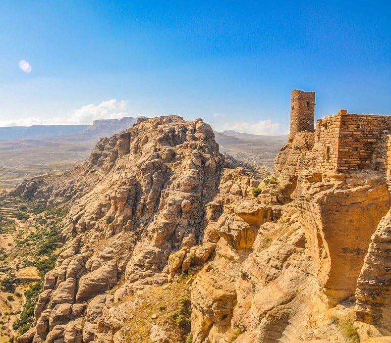 يوجد في ساحة الحصن الواسعة عدد من البرك والمدافن الصخرية