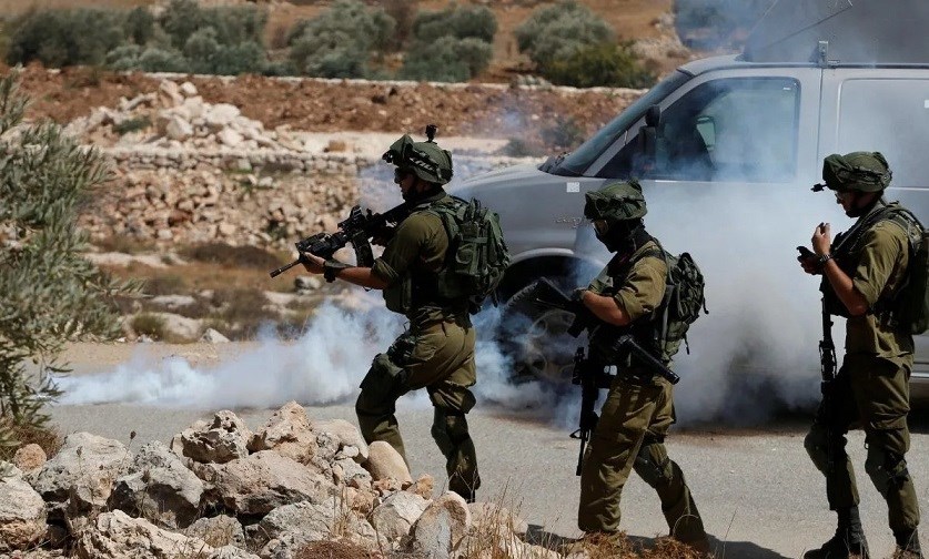 فلسطين المحتلة: شهيد وعدد من الجرحى خلال اقتحام قوات الاحتلال لبلدة في الخليل