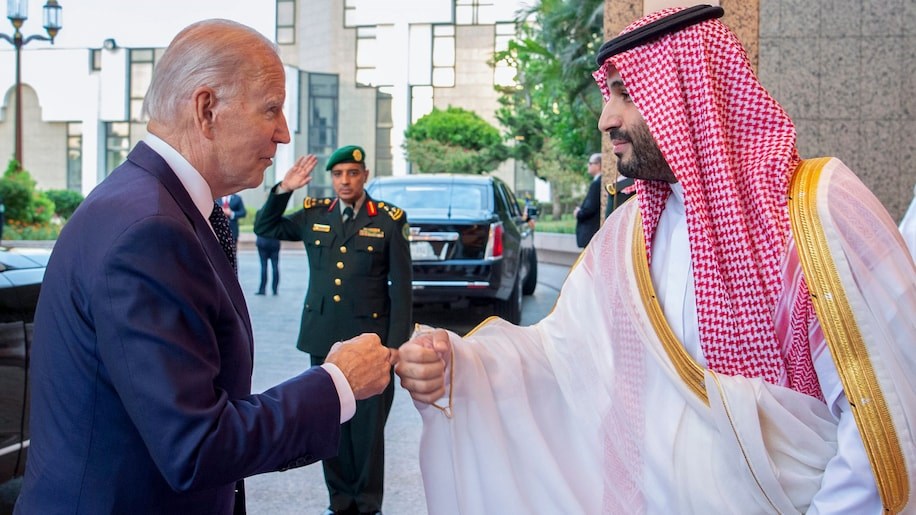 انتقد نشطاء حقوقيون مصافحة بايدن لولي العهد السعودي بالقبضة.