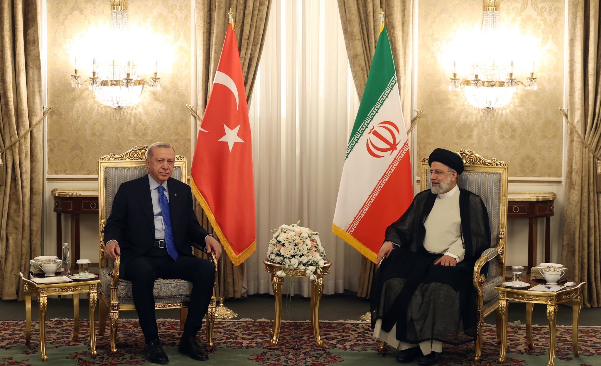 الرئيس الإيراني إبراهيم رئيسي مستقبلاً نظيره التركي رجب طيب إردوغان - طهران