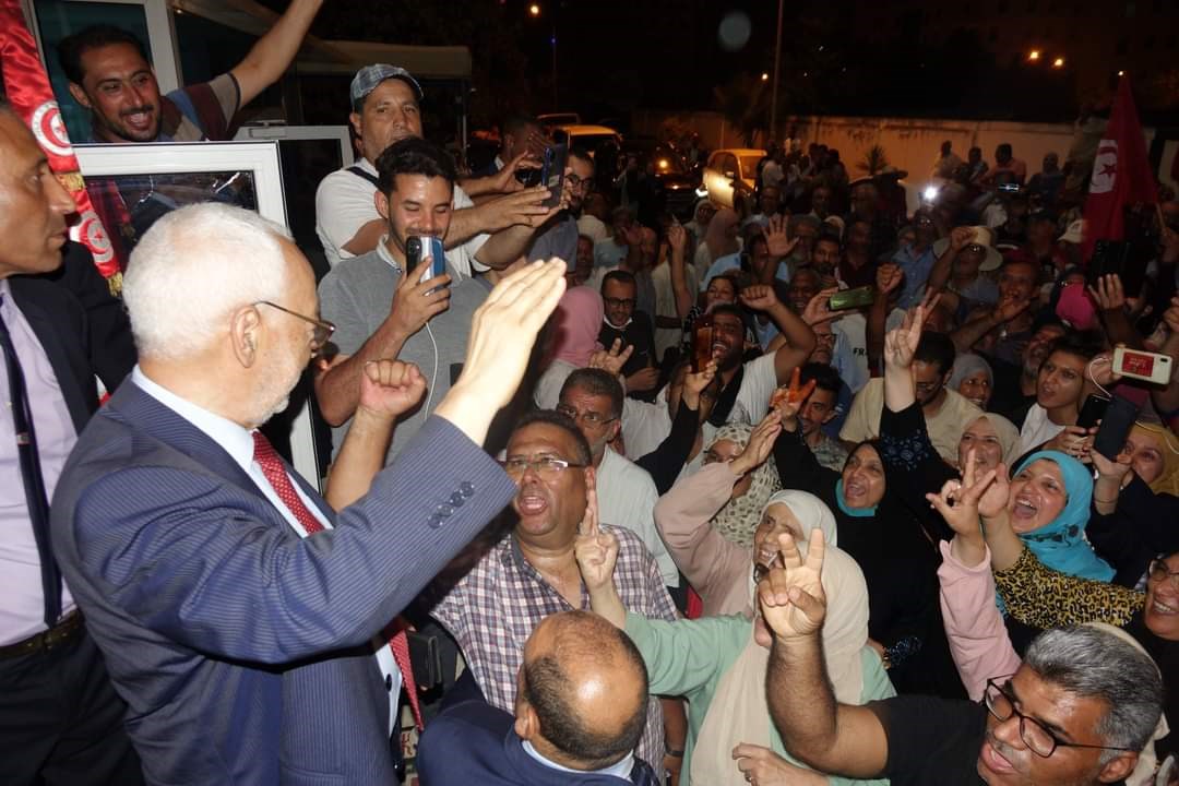 رئيس حزب النهضة راشد الغنوشي أمام  المقر المركزي للنهضة يحيي مناضلي الحركة - تونس
