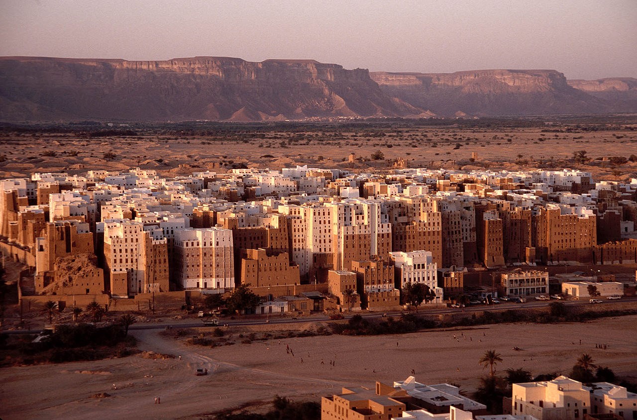 تذهلنا مدينة شِبَام بهندسةٍ لا نراها اليوم إلا في المدن الكبيرة والمتحضرة