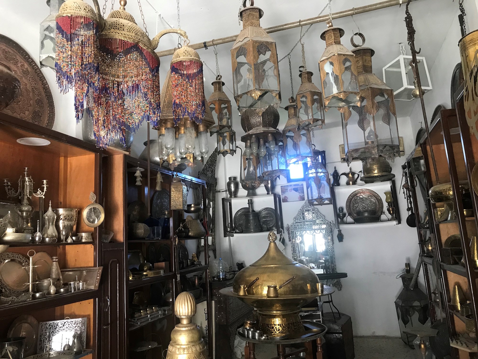 تحف وثريات نحاسية