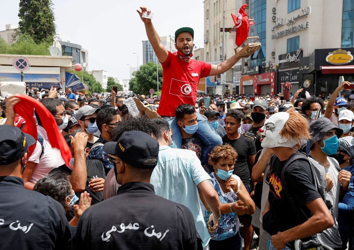 الشرطة التونسية تفرّق عشرات المحتجين على مشروع الدستور الجديد في العاصمة