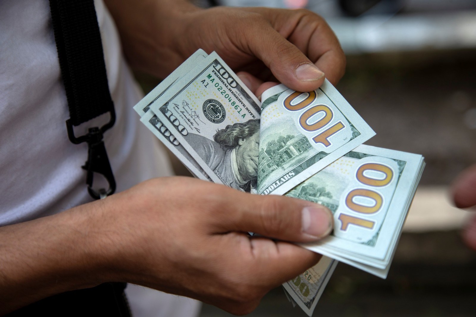 الدولار في طريقه لتحقيق خسائر أسبوعية