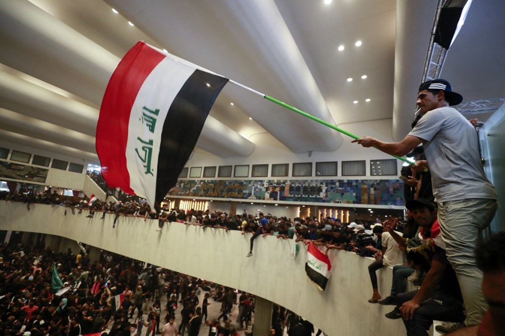 العراق: المتظاهرون دخلوا مبنى مجلس النواب في المنطقة الخضراء