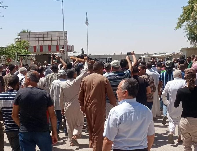 أهالي مدينة رأس العين في الحسكة يحتجون بعد مقتل صائغ على يد ملثم