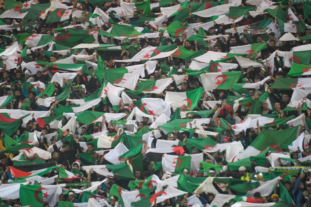 علم الجزائر في ملعب مصطفى تشاكر بمدينة البليدة الجزائرية 29 آذار/ مارس 2022 (أ ف ب).