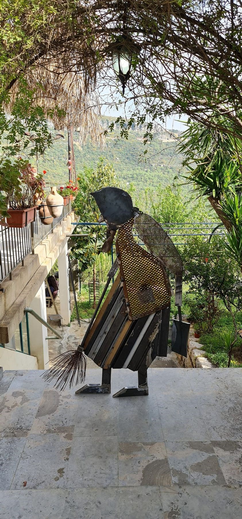 مجسّم  حديدي لوالدة الفنان نصّار