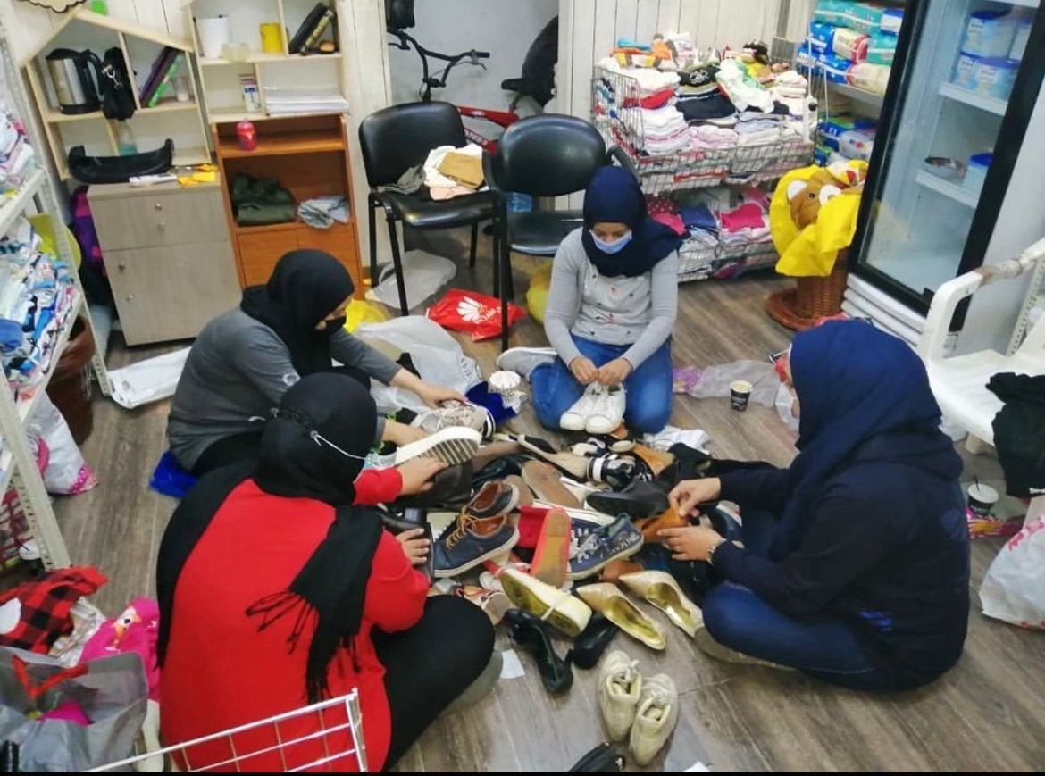 المتطوعون يفرزون المساعدات