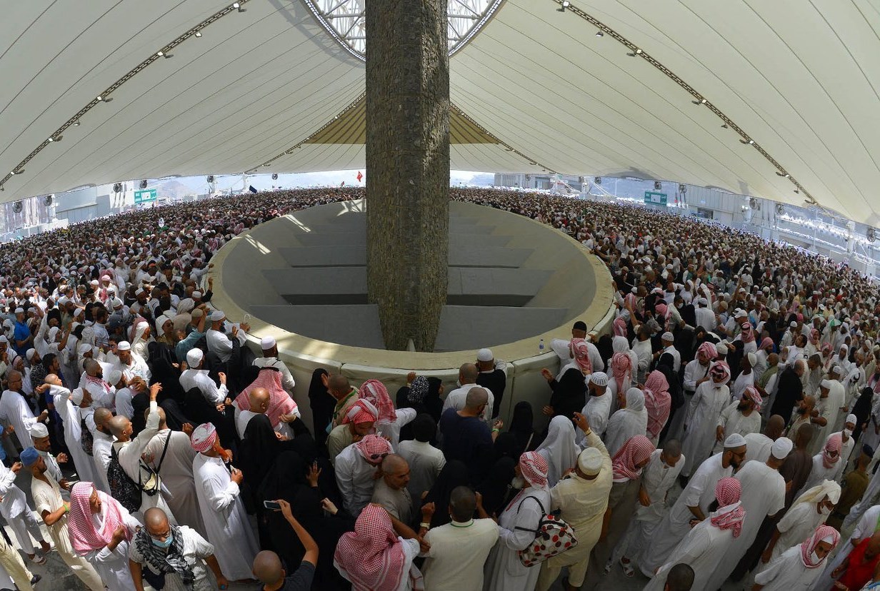 نحو مليون حاج يرمون جمرة العقبة الكبرى في أول أيام عيد الأضحى المبارك