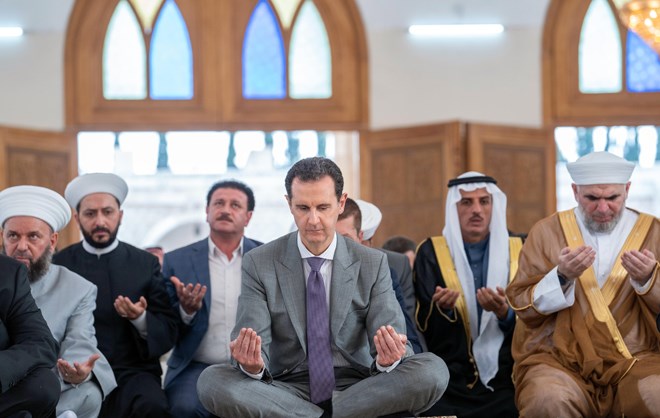 الرئيس السوري بشار الأسد يؤدي صلاة عيد الأضحى المبارك