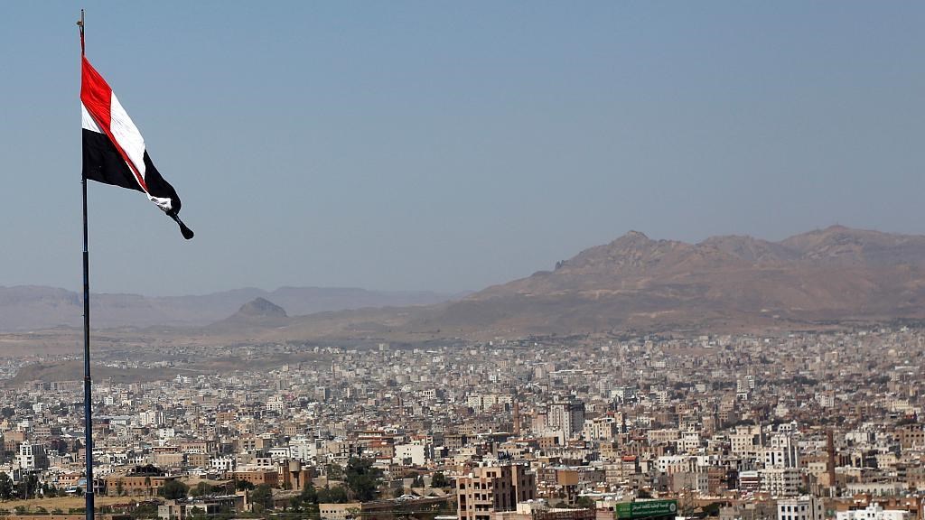 حكومة صنعاء تعلن فتح طريق الخمسين ستين في تعز بدءاً من صباح اليوم