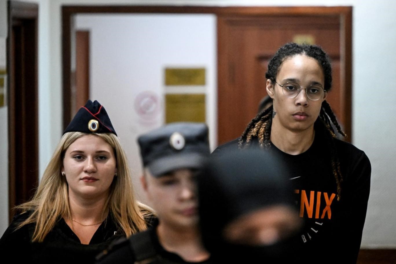 نجمة كرة السلة الأميركية بريتني جرينير خلال محاكمتها في روسيا بتهمة حيازة مواد مخدرة (أرشيف)
