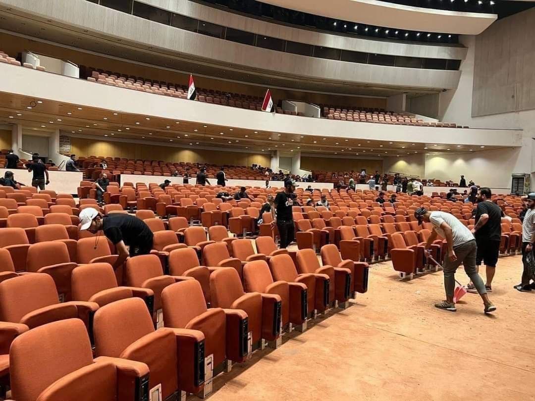 العراق: وزير مقتدى الصدر يوجّه بإخلاء مبنى البرلمان بمدة أقصاها 72 ساعة
