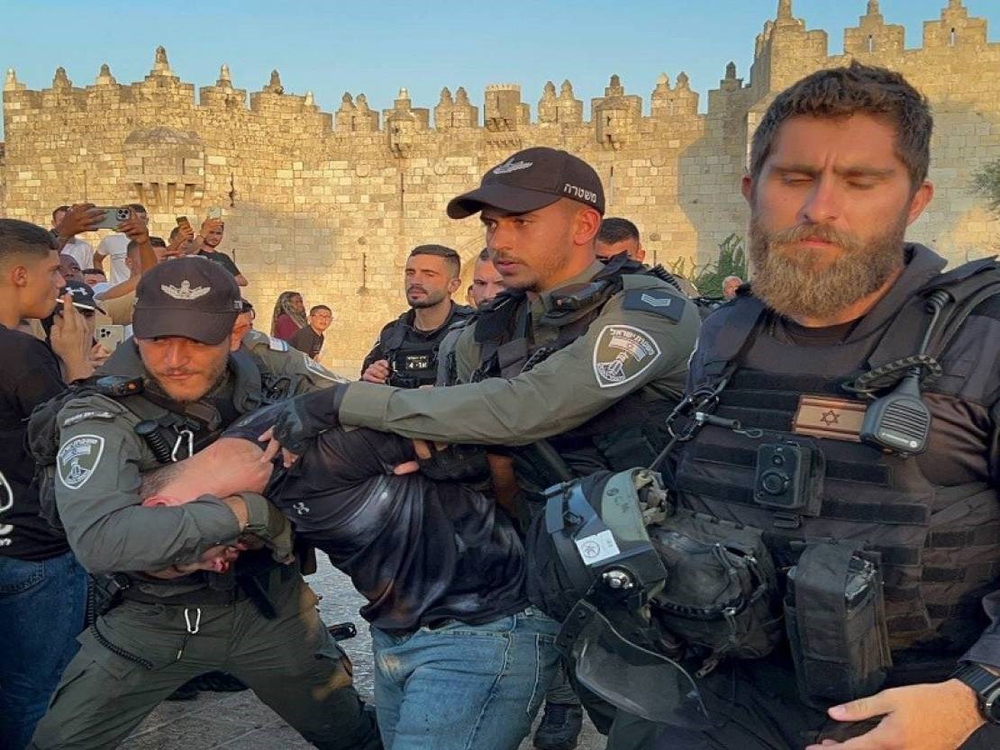 جنود الاحتلال يعتقلون الشاب في باب العامود