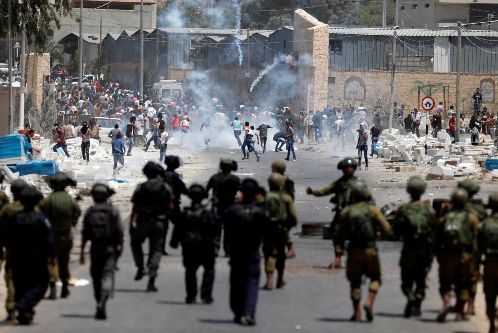 فلسطينيون يتصدون لقوات الاحتلال شمالي البيرة