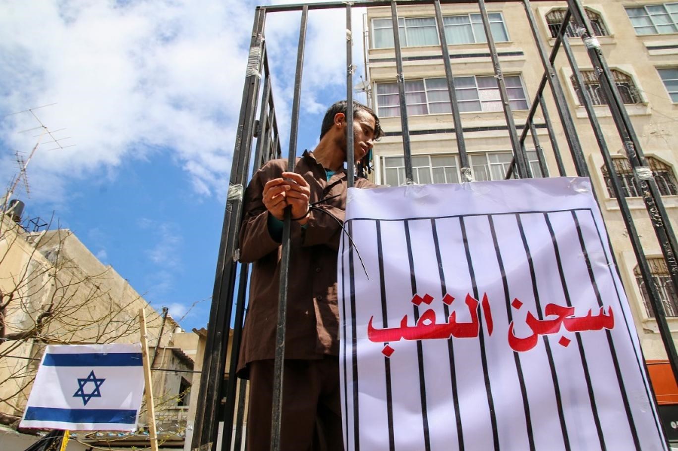 50 أسيراً فلسطينياً يواصلون إضرابهم عن الطعام