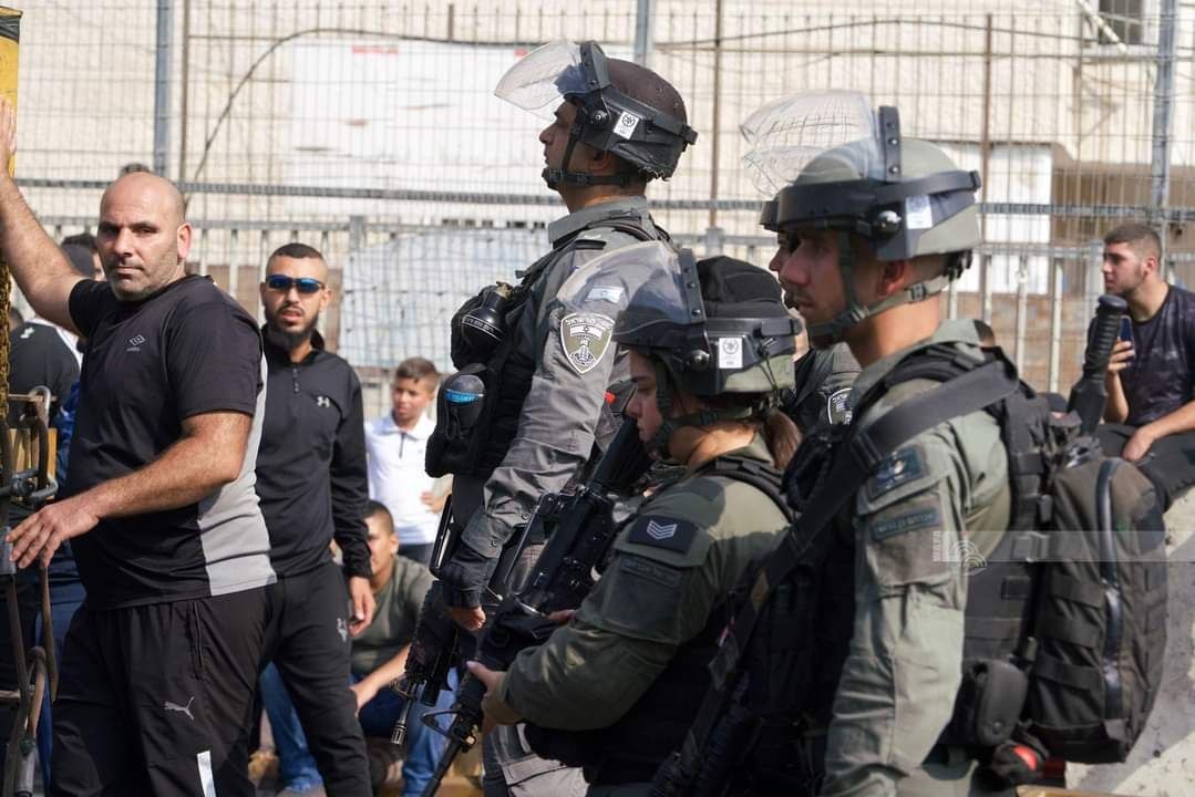 الفلسطينيون يتصدّون لاعتداءات الاحتلال في مخيم شعفاط المحاصر