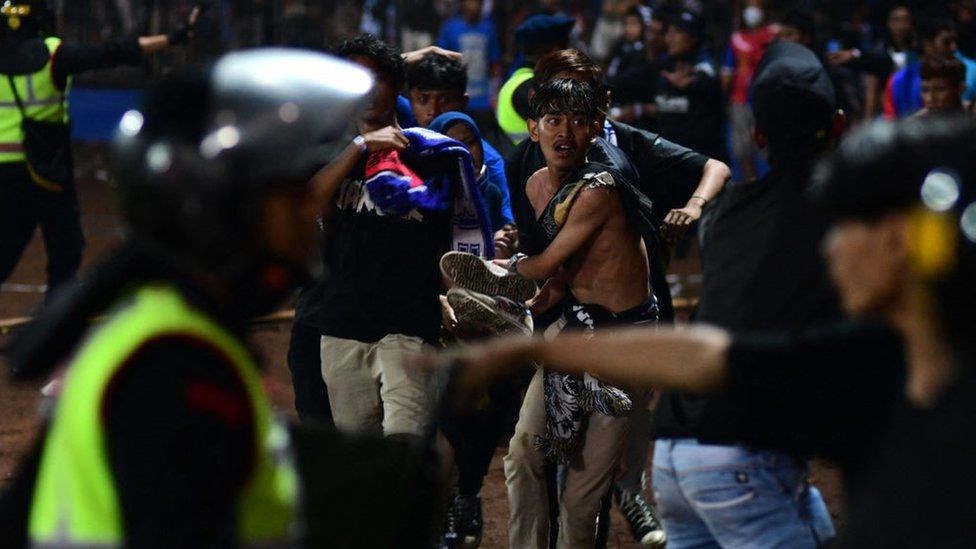 مقتل 127 شخصاً جراء أحداث شغب بمباراة لكرة القدم في الدوري الأندونيسي