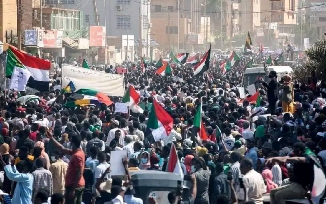 السودانيون يتظاهرون بالآلاف ضد الحكم العسكري وسط إغلاق للطرقات وقطع لللإنترنت