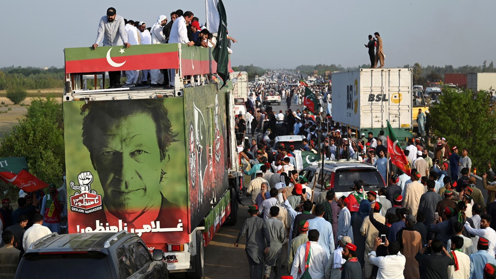 مسيرات مؤيدة لعمران خان في باكستان