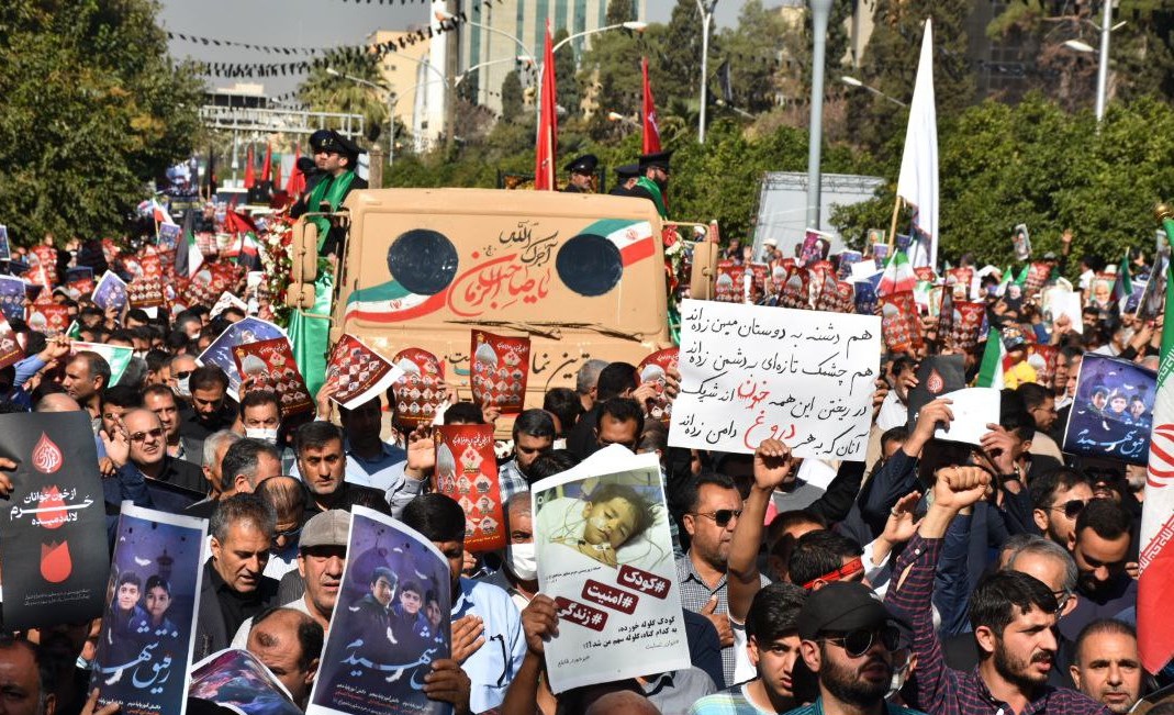 إيران: مراسم تشييع حاشدة لشهداء الهجوم الإرهابي في شيراز