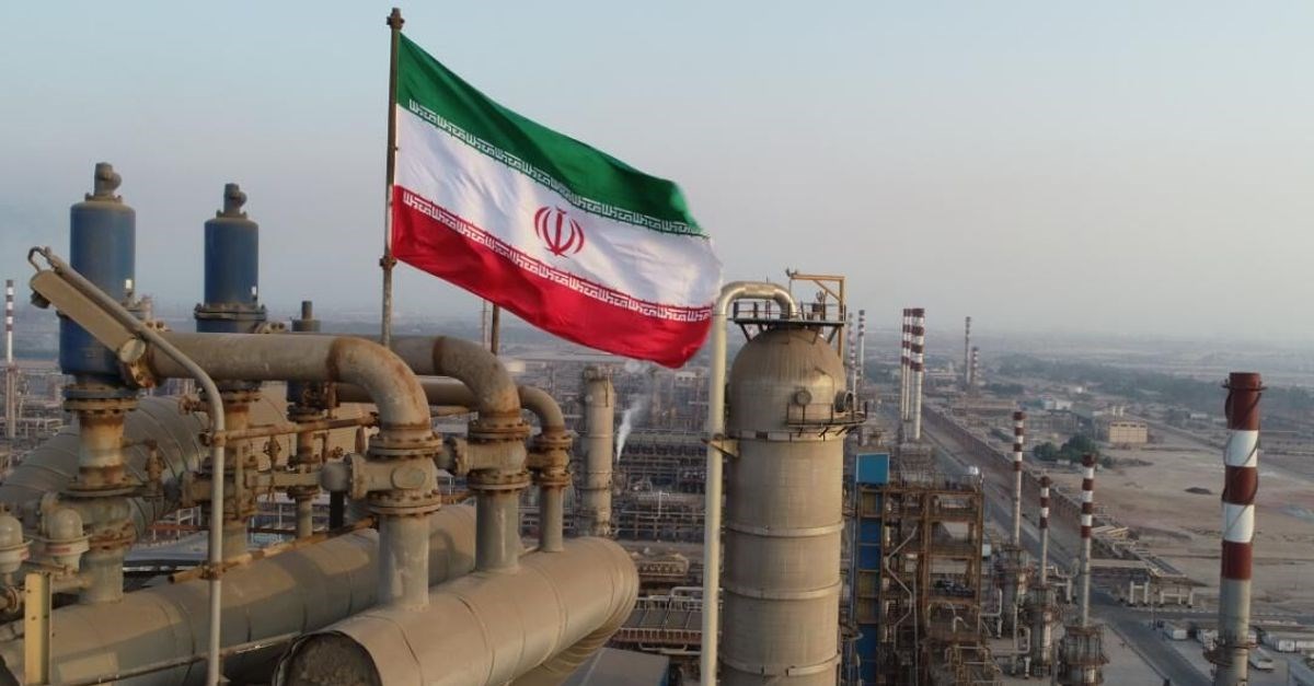إيران تخطر مستورديها الآسيويين بزيادة أسعار الخام الشهر المقبل 