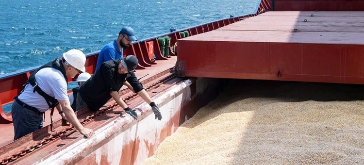 روسيا: سلطات لاتفيا تواصل منع إرسال شحنات الأسمدة إلى الدول الفقيرة