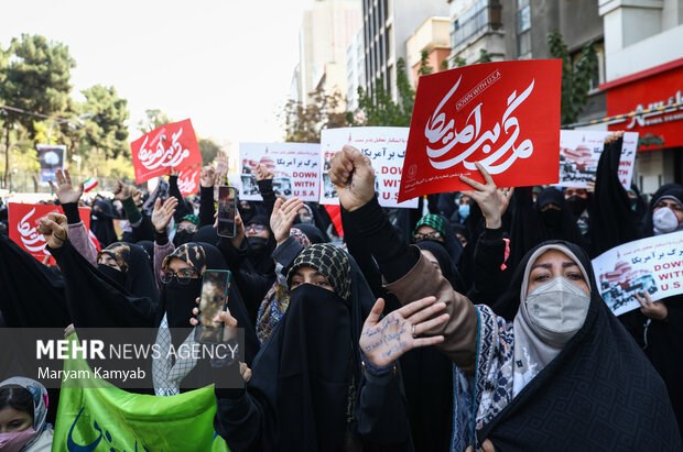 في اليوم الوطني لمقارعة الاستكبار العالمي مسيرات كبرى تخرج في العاصمة طهران ومختلف المدن الايرانية