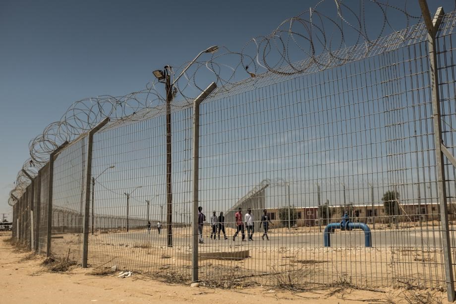 نادي الأسير: توتر في سجن النقب بعد عمليات اقتحام لعدد من أقسام الأسرى