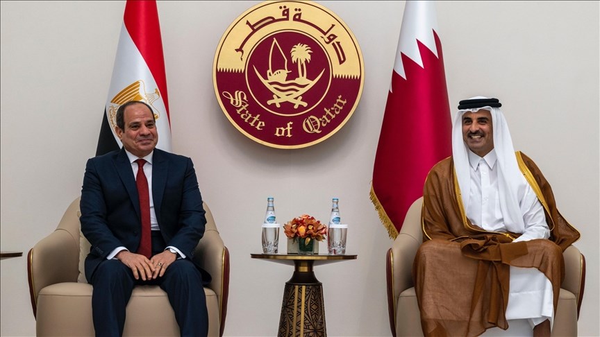 السيسي يصل الدوحة.. وتوقيع ثلاث مذكرات تفاهم بين مصر وقطر