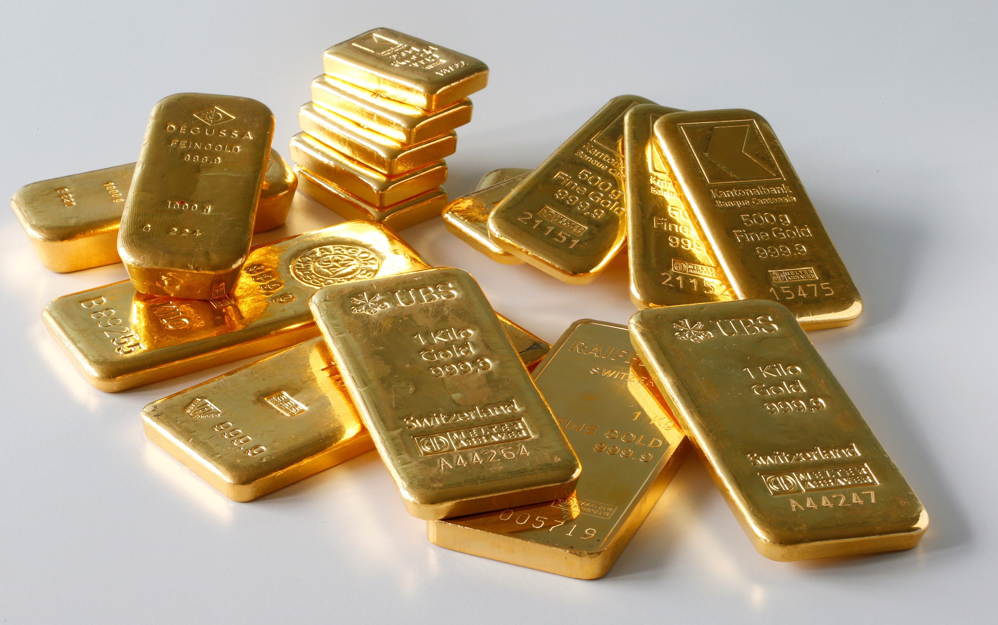 الذهب يهبط لأدنى مستوى في عام ونصف مع صعود الدولار والسندات 