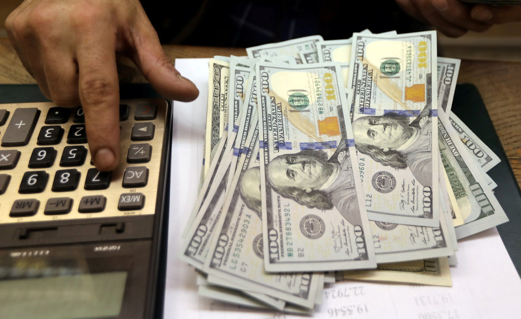 معهد التمويل الدولي: انخفض الدين العالمي بنحو 5.5 تريليونات دولار إلى 300 تريليون دولار 