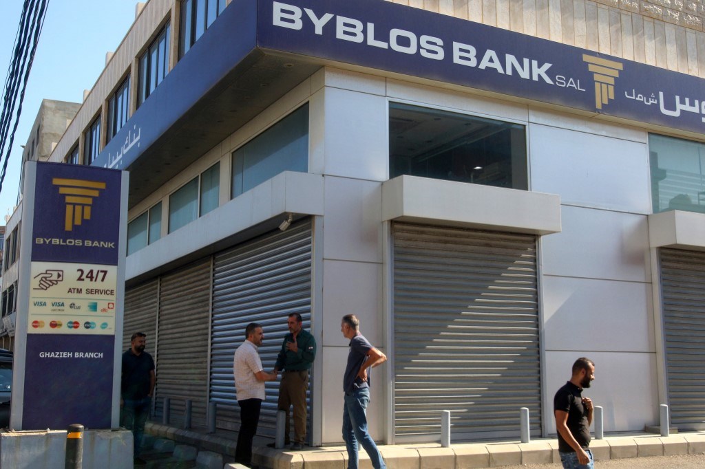 بنك بيبلوس في بلدة الغازية مقفلاً بعد اقتحامه من قبل مودع لبناني