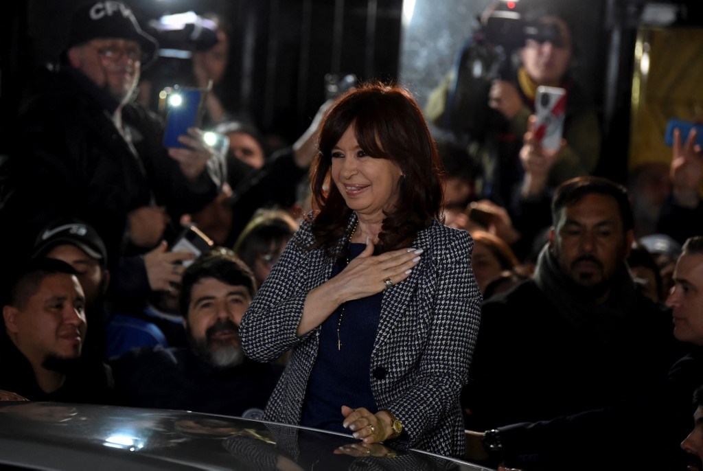 نائبة الرئيس الأرجنتيني كريستينا فرنانديز خارج مقر إقامتها في بوينس آيرس 29 آب/ أغسطس 2022 (أ ف ب).