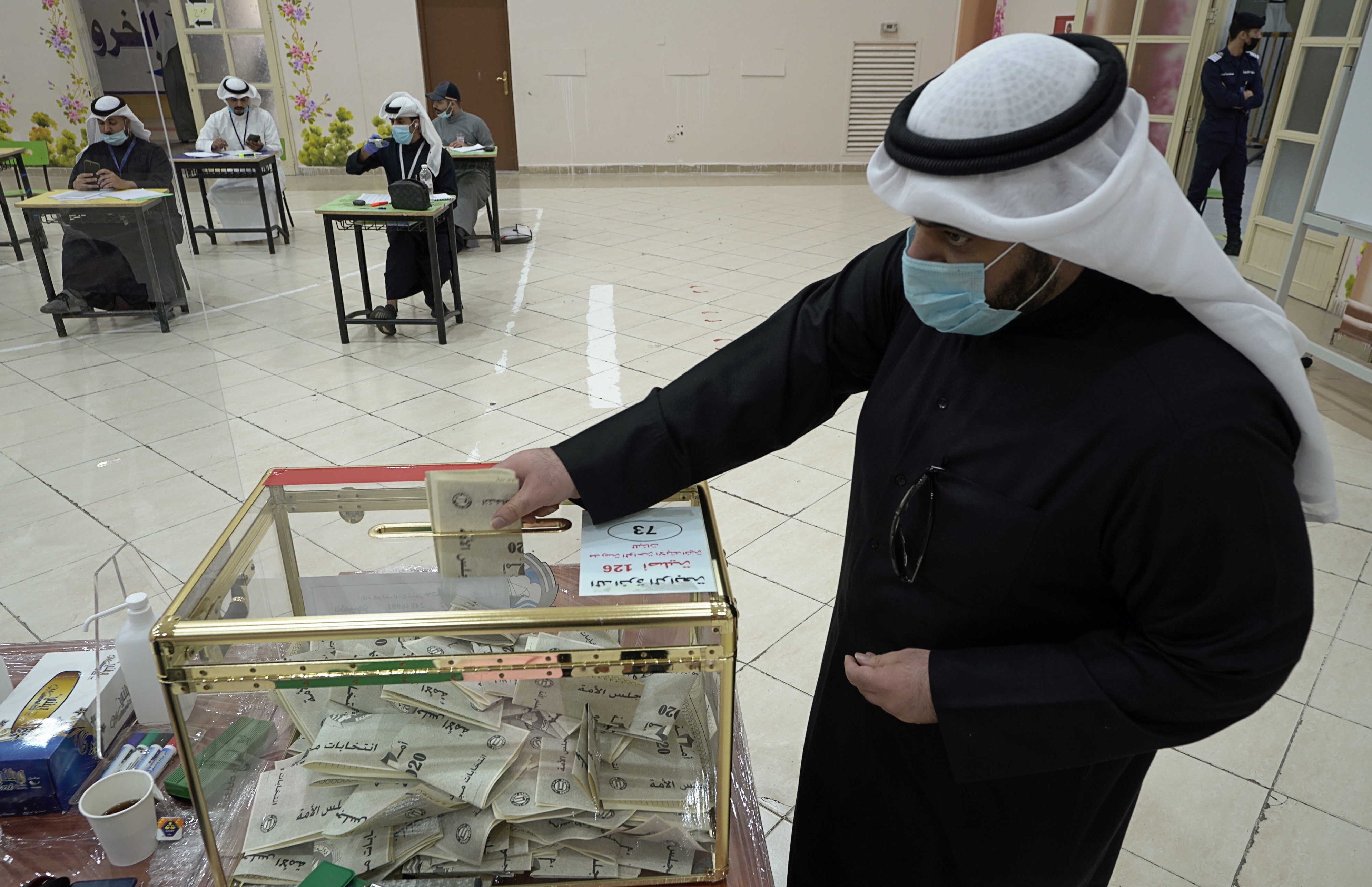 الكويتيون يدلون بأصواتهم في الانتخابات البرلمانية