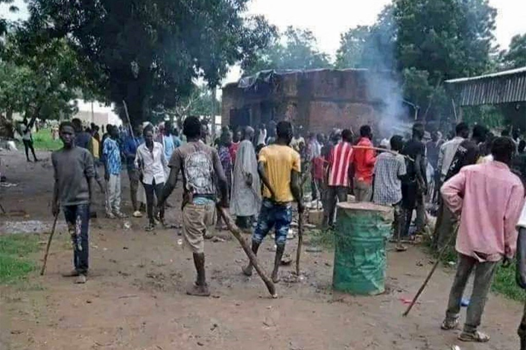 السودانيون يتجمعون وسط تجدد الاشتباكات العرقية بولاية النيل الأزرق 2 آب/أغسطس / آب 2022 (أ ف ب).