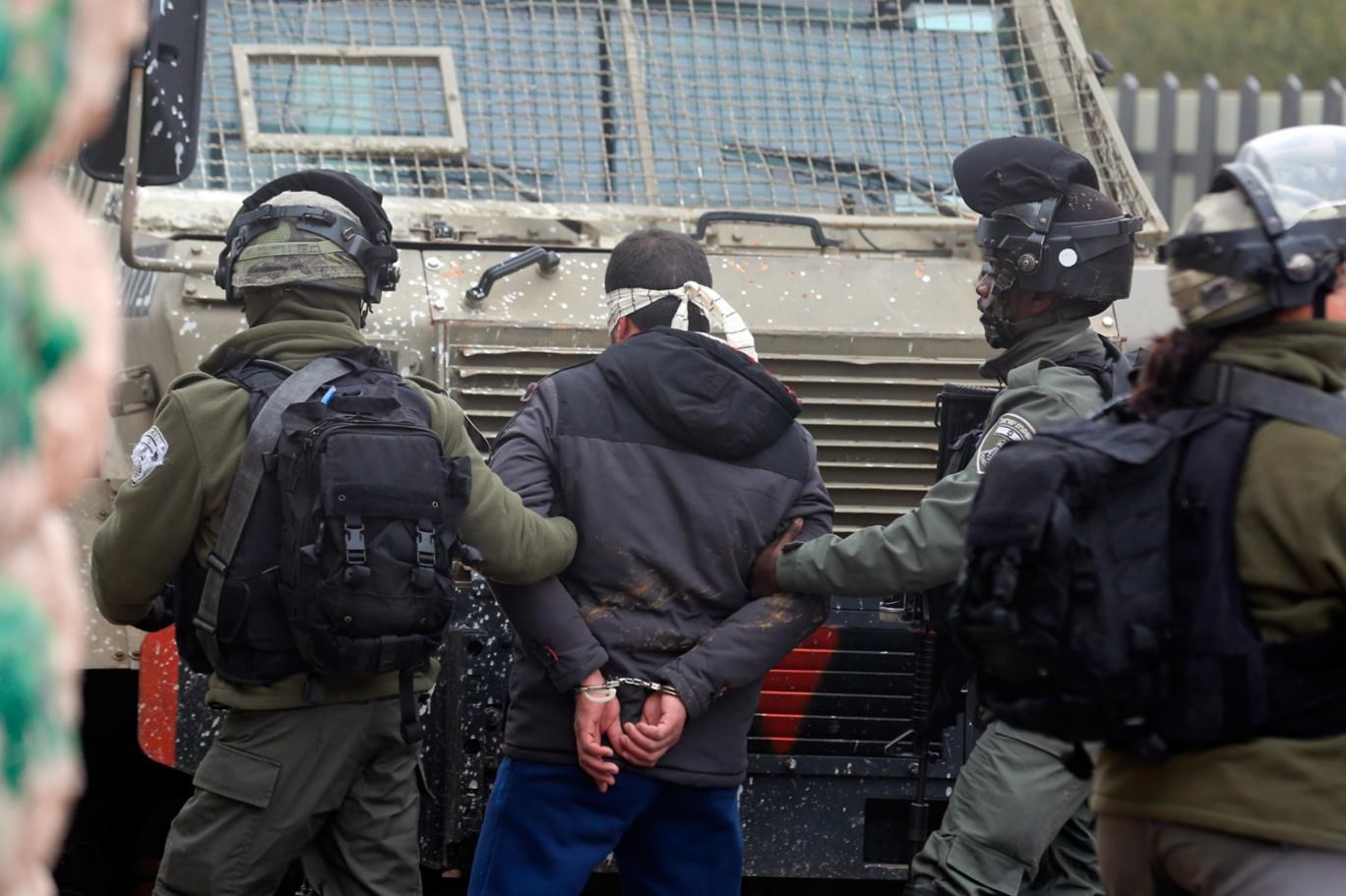 مركز فلسطين: 475 حالة اعتقال خلال أغسطس بينهم 39 طفلاً و16 سيدة