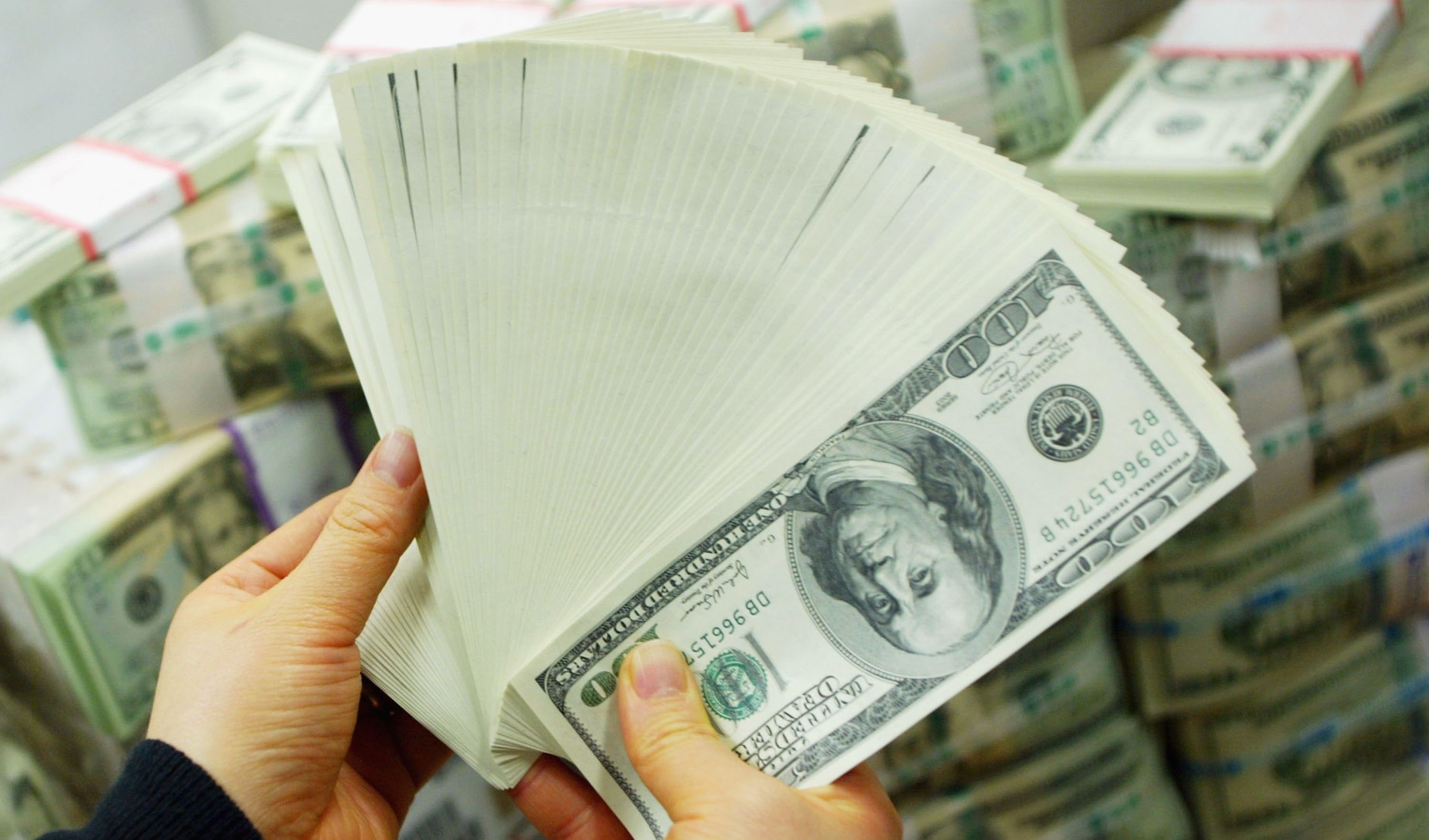 الدولار يسجل أعلى مستوى له منذ 20 عاماً