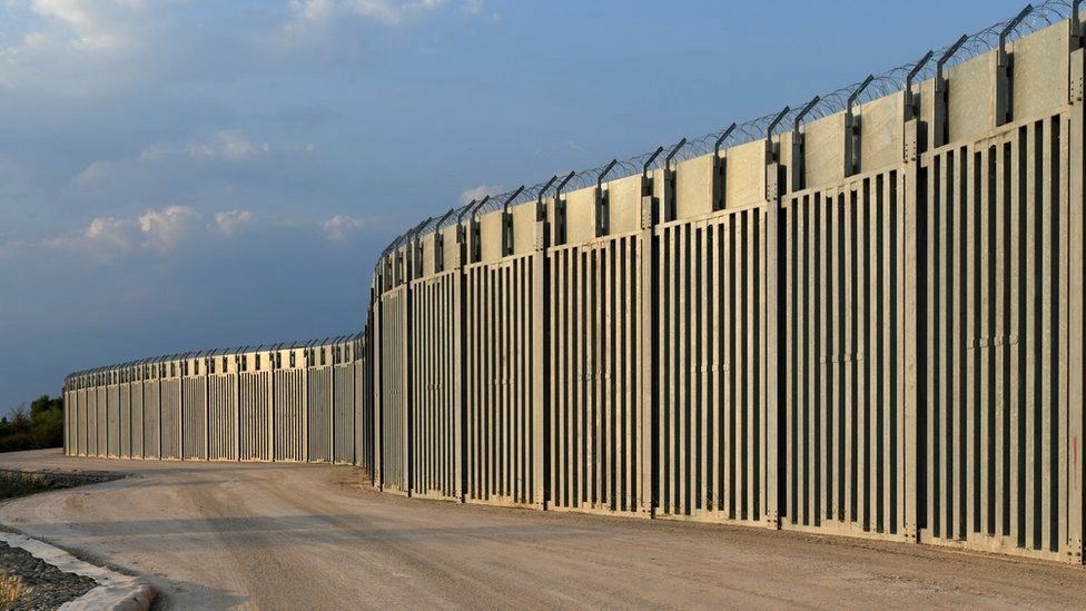 اليونان تعتزم زيادة طول سياج على حدودها مع تركيا