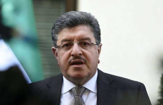 متظاهرون يضربون ويطردون رئيس حكومة الائتلاف سالم المسلط 