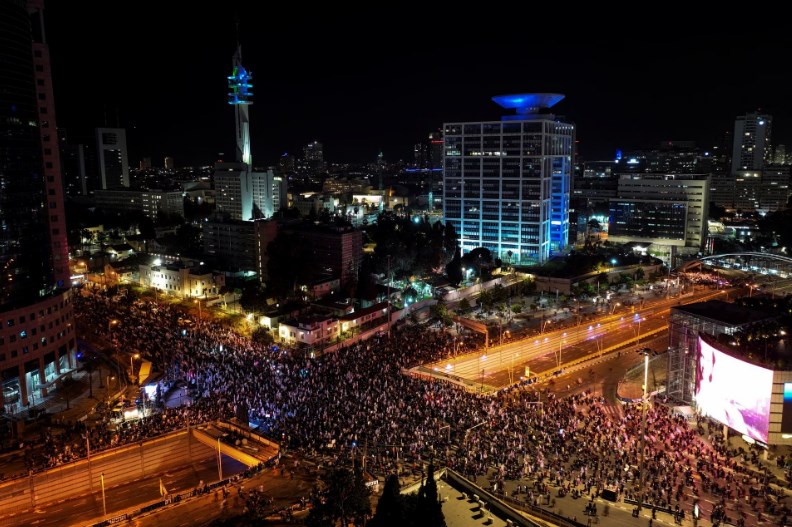 إعلام إسرائيلي: نحو 100 ألف مستوطن يتظاهرون ضد نتنياهو وحكومته (أ ف ب)