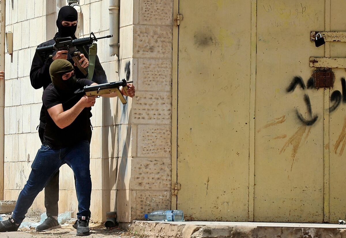 مقاومون فلسطينيون يطلقون النار على الأراضي المحتلة