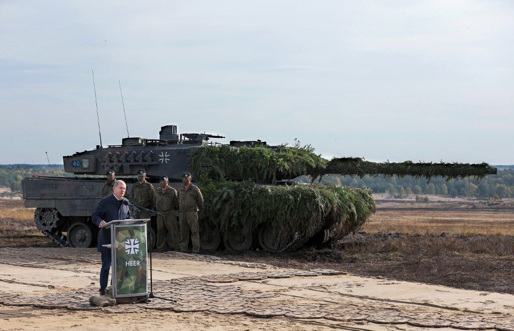 المستشار الألماني أولاف شولتس إلى جانب دبابة Leopard 2