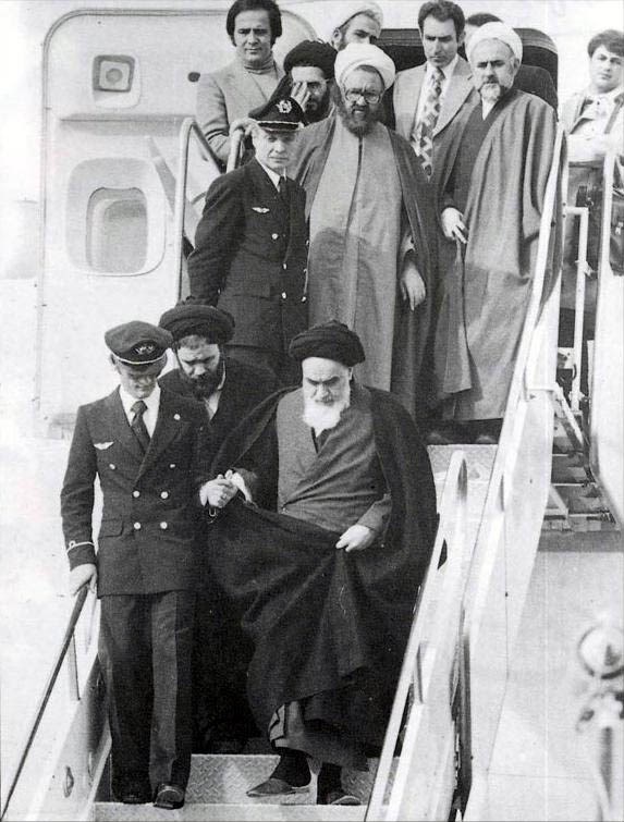 لحظة نزول الإمام من الطائرة الفرنسية في 1 شباط/فبراير عام 1979