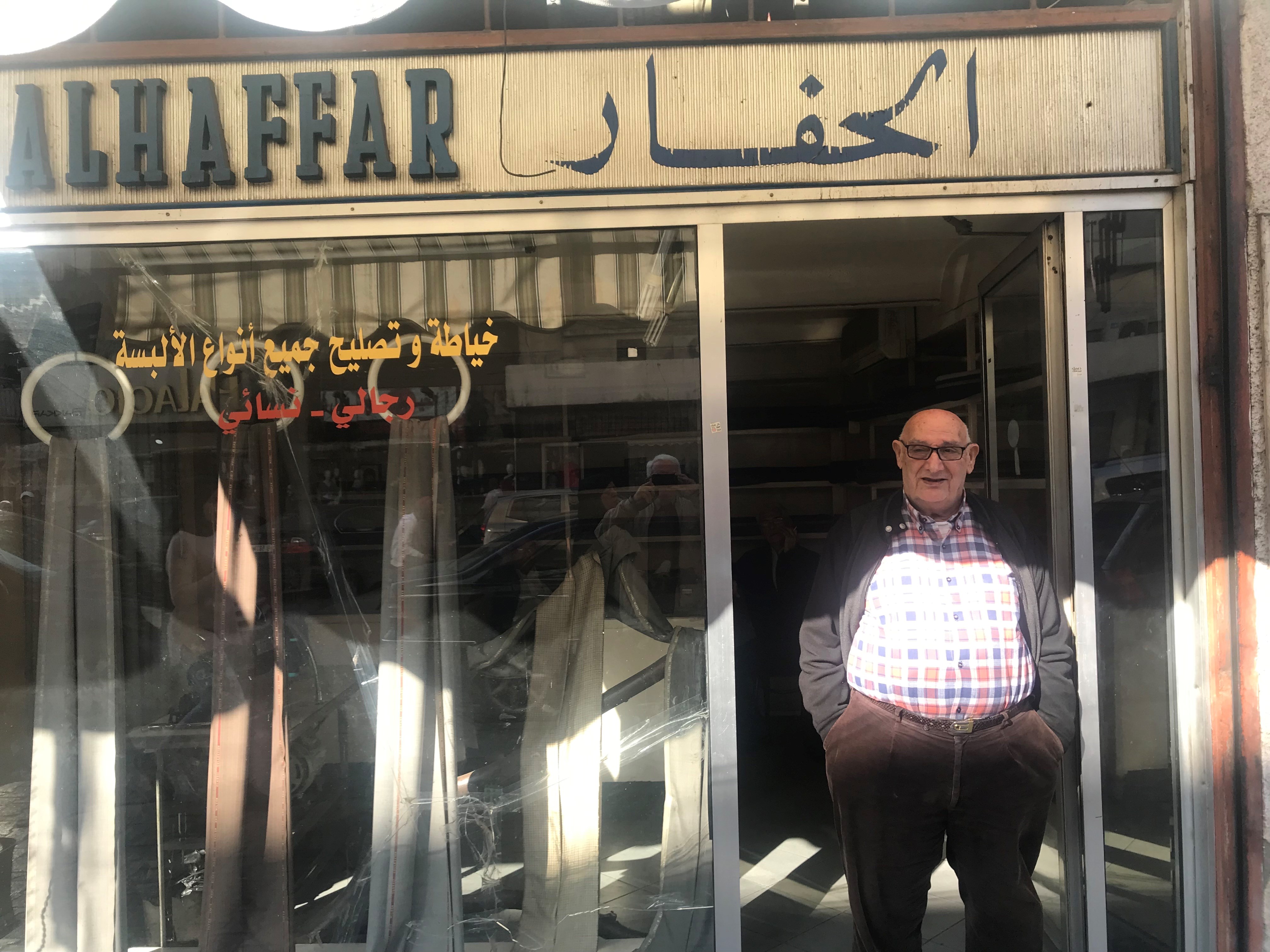 الخياطة اليدوية تصارع وابن الثمانين حارس أمين
